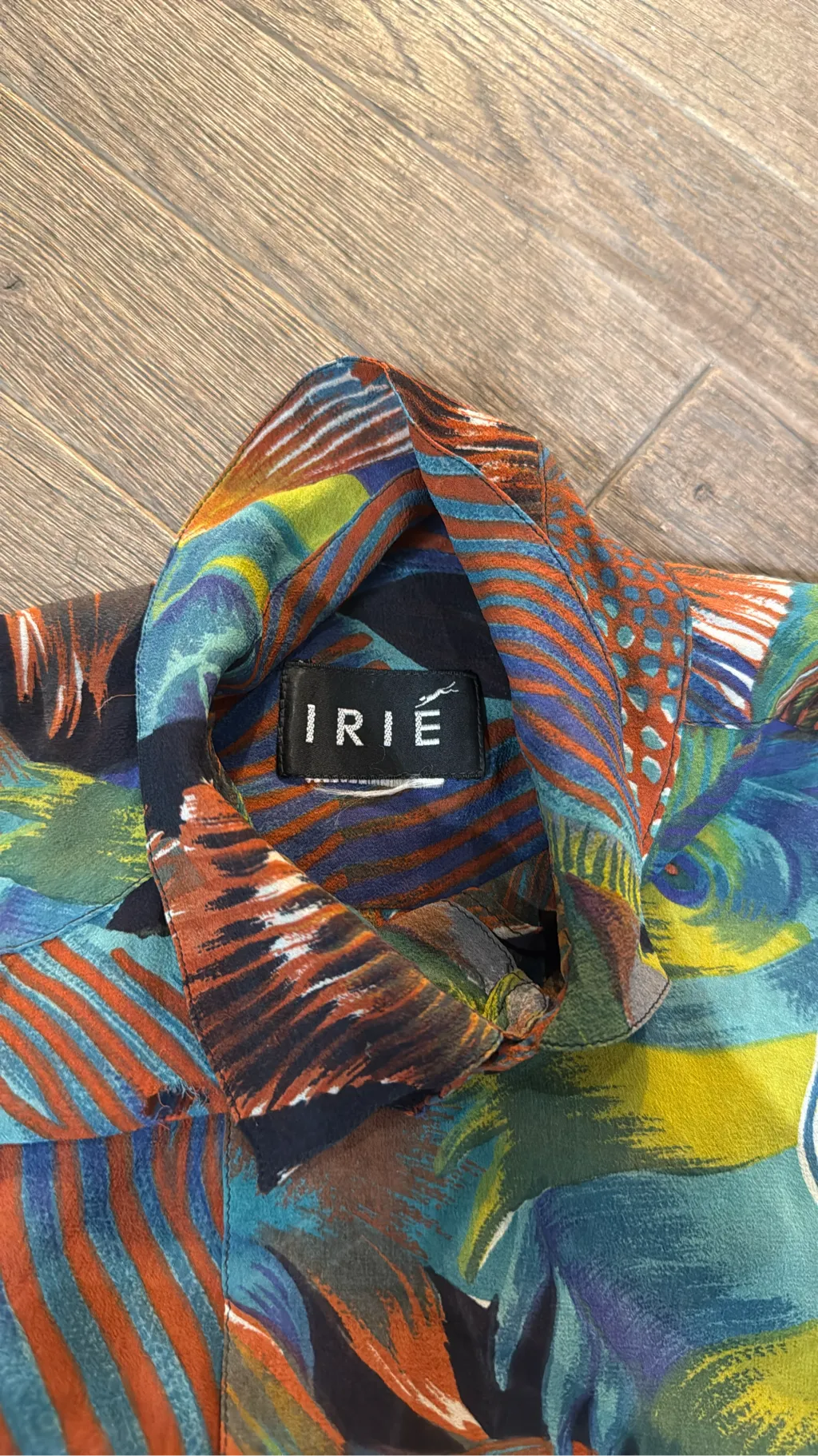 Chemise à manches longues imprimée de motifs de poissons multicolores sur fond noir. 3