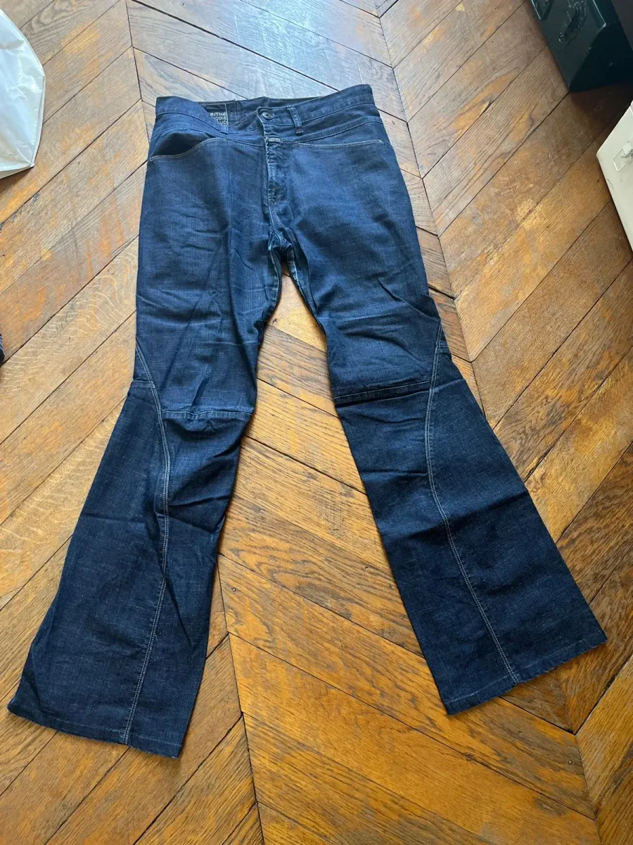 Low-rise flare jeans