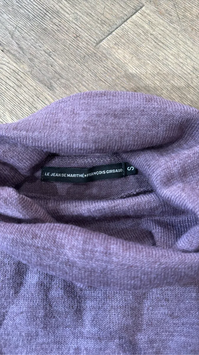 Top col roulé sans manches violet lavande de la marque Marithé + François Girbaud, composé de 70% acrylique et 30% laine. 3