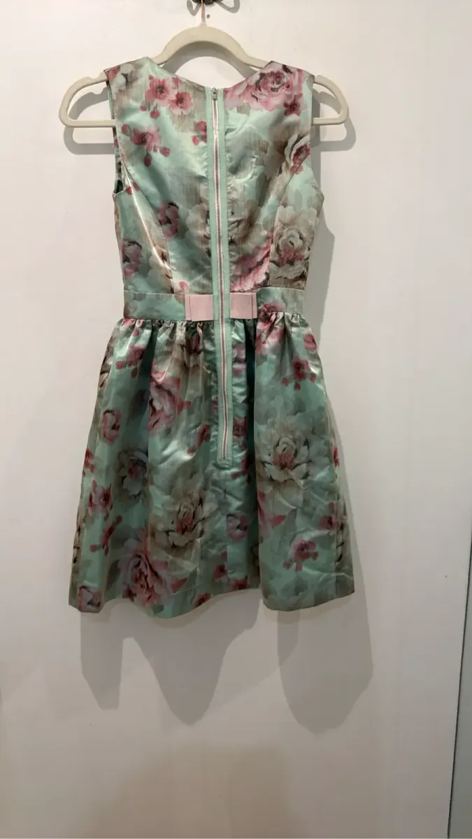Robe de cocktail Mademoiselle Tara by Tara Jarmon sans manches à imprimé floral vert clair et rose, avec une coupe cintrée et une jupe évasée. 4