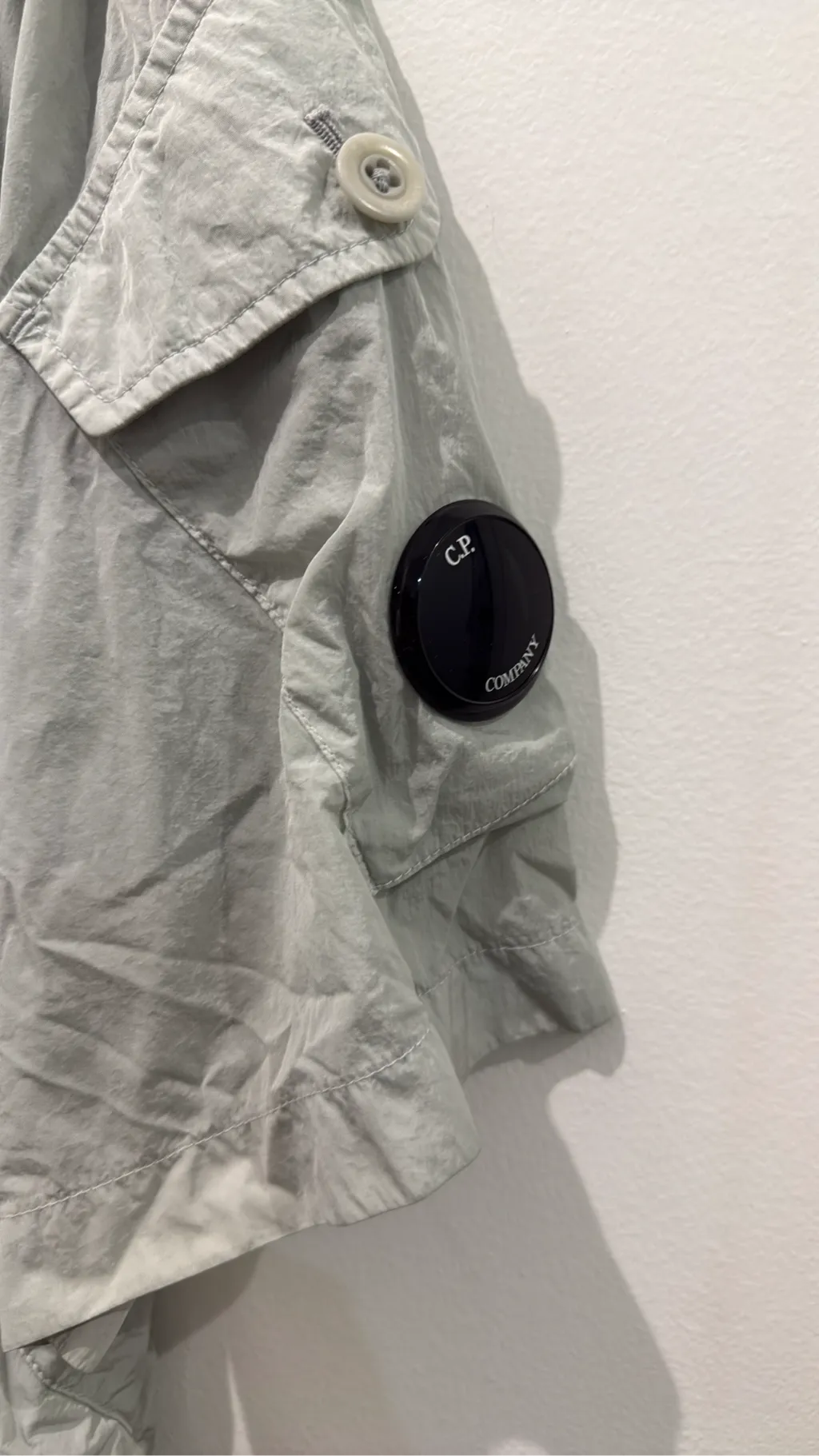 Chemise-veste à manches courtes C.P. Company en nylon recyclé Chrome-R, de couleur gris clair, avec un patch logo sur la manche. 3