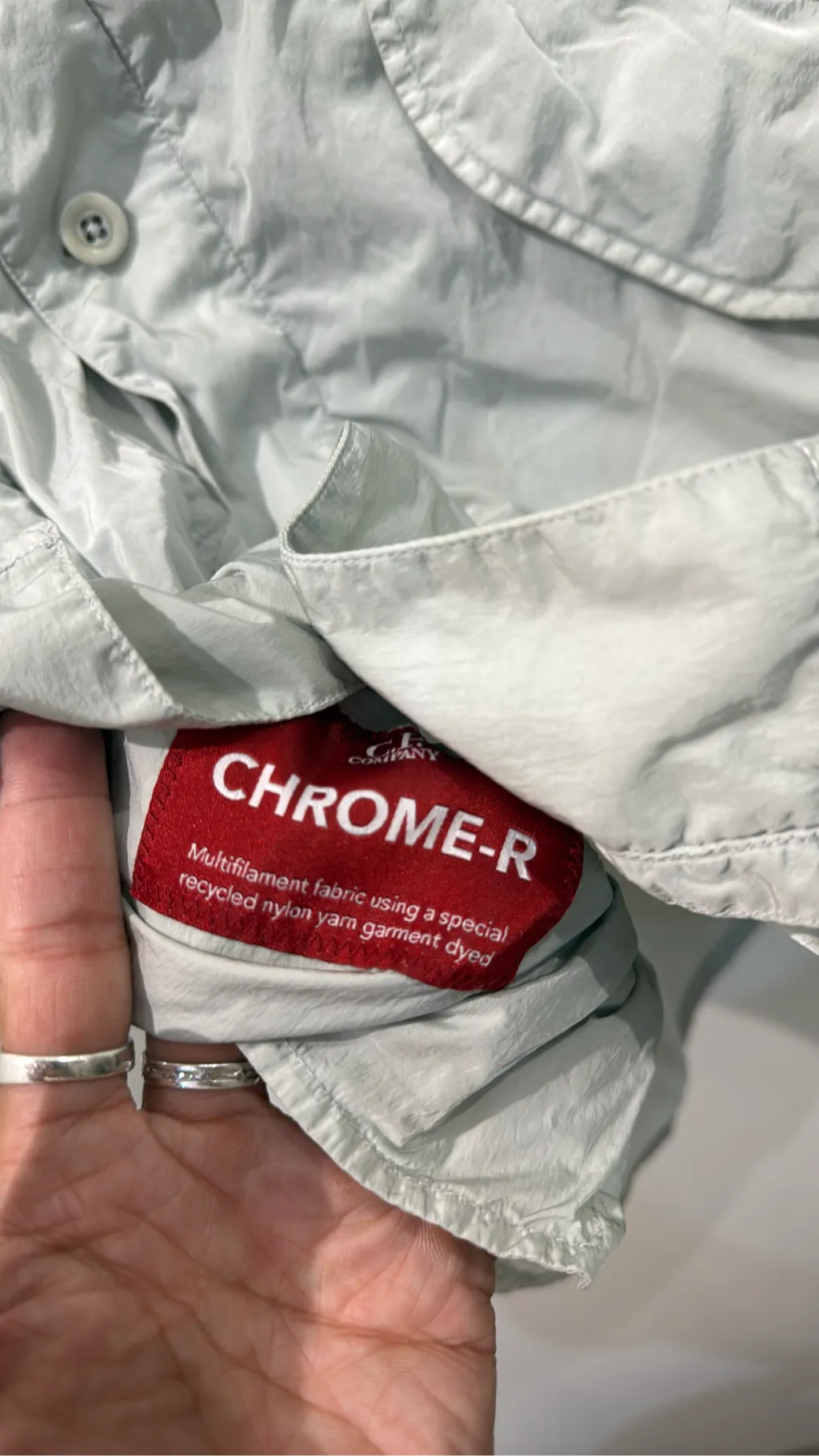 Chemise-veste à manches courtes C.P. Company en nylon recyclé Chrome-R, de couleur gris clair, avec un patch logo sur la manche. 4