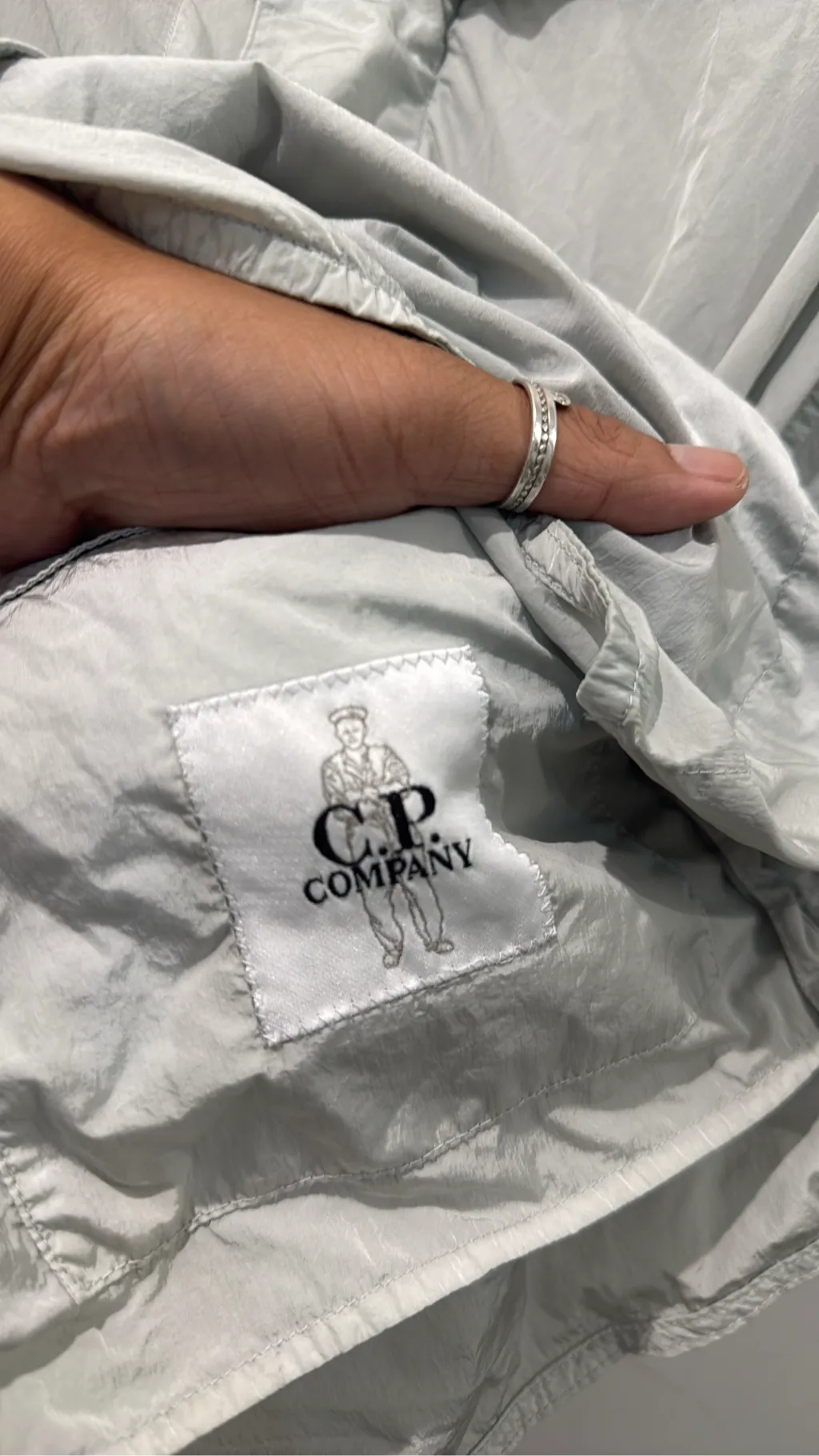 Chemise-veste à manches courtes C.P. Company en nylon recyclé Chrome-R, de couleur gris clair, avec un patch logo sur la manche. 5