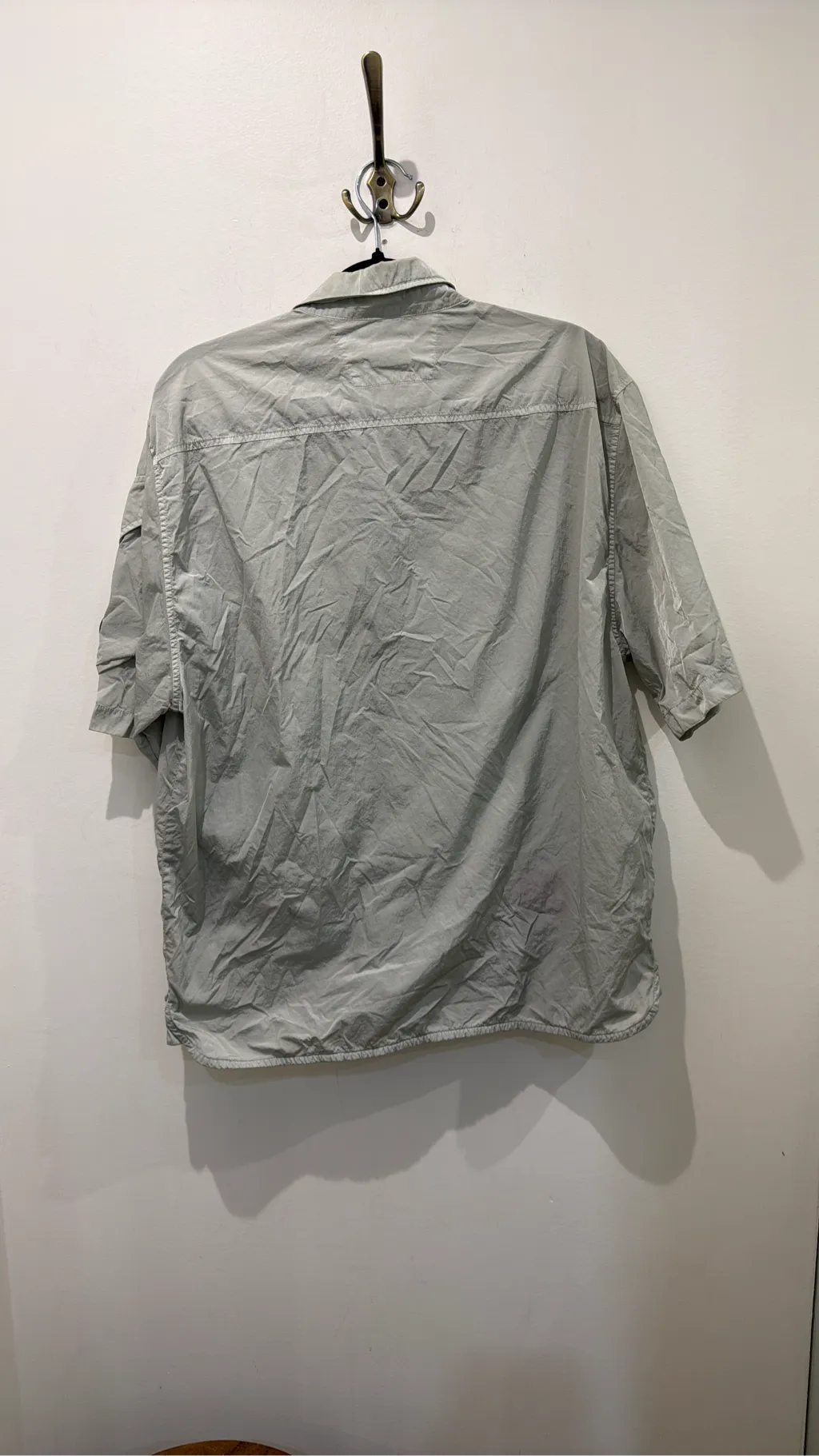 Chemise-veste à manches courtes C.P. Company en nylon recyclé Chrome-R, de couleur gris clair, avec un patch logo sur la manche. 6