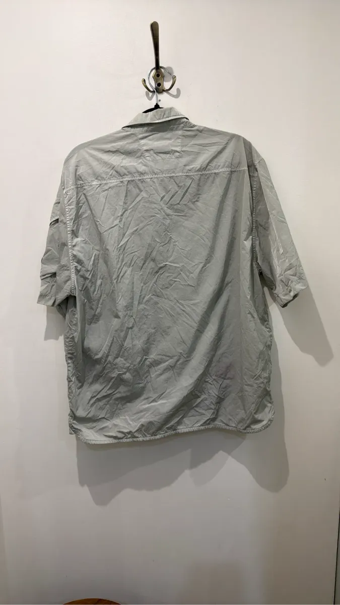 Chemise-veste à manches courtes C.P. Company en nylon recyclé Chrome-R, de couleur gris clair, avec un patch logo sur la manche. 6