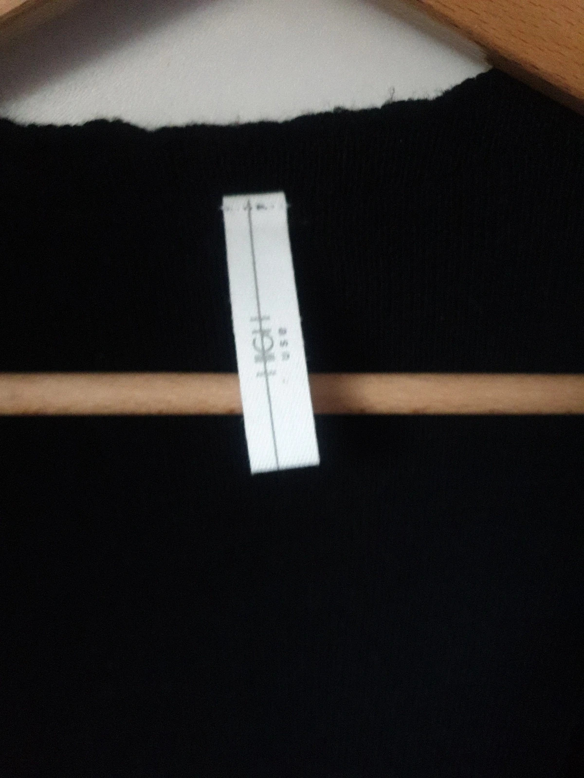 Magnifique et authentique pull noir de la célèbre marque italienne high use. Élégant, seyant et chaud à porter sur une chemise ou en gilet. De riches détails, des manches très longues agrémentées de beaux rubans et de jolis boutons pressions. Une touche chic et tendance pour un look original et unique. Taille 38. Envoi uniquement par chronopost,mondial relay et colissimo. 6
