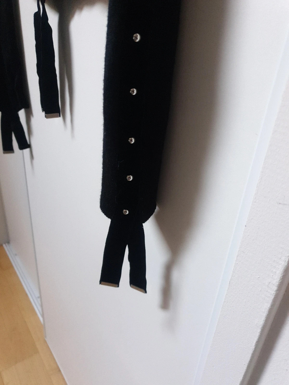 Magnifique et authentique pull noir de la célèbre marque italienne high use. Élégant, seyant et chaud à porter sur une chemise ou en gilet. De riches détails, des manches très longues agrémentées de beaux rubans et de jolis boutons pressions. Une touche chic et tendance pour un look original et unique. Taille 38. Envoi uniquement par chronopost,mondial relay et colissimo. 10