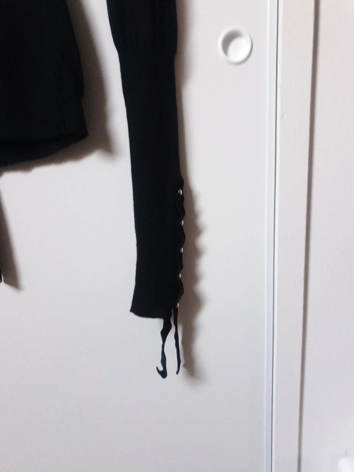 Magnifique et authentique pull noir de la célèbre marque italienne high use. Élégant, seyant et chaud à porter sur une chemise ou en gilet. De riches détails, des manches très longues agrémentées de beaux rubans et de jolis boutons pressions. Une touche chic et tendance pour un look original et unique. Taille 38. Envoi uniquement par chronopost,mondial relay et colissimo. 14