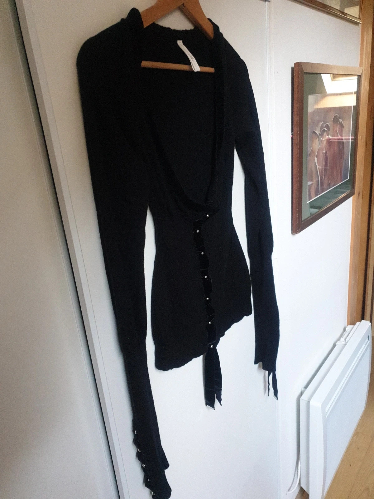 Magnifique et authentique pull noir de la célèbre marque italienne high use. Élégant, seyant et chaud à porter sur une chemise ou en gilet. De riches détails, des manches très longues agrémentées de beaux rubans et de jolis boutons pressions. Une touche chic et tendance pour un look original et unique. Taille 38. Envoi uniquement par chronopost,mondial relay et colissimo. 3