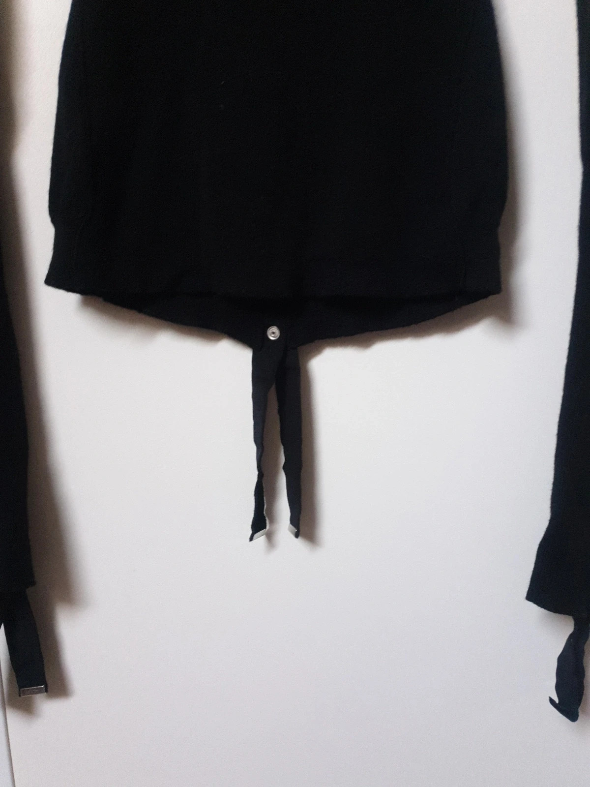 Magnifique et authentique pull noir de la célèbre marque italienne high use. Élégant, seyant et chaud à porter sur une chemise ou en gilet. De riches détails, des manches très longues agrémentées de beaux rubans et de jolis boutons pressions. Une touche chic et tendance pour un look original et unique. Taille 38. Envoi uniquement par chronopost,mondial relay et colissimo. 13