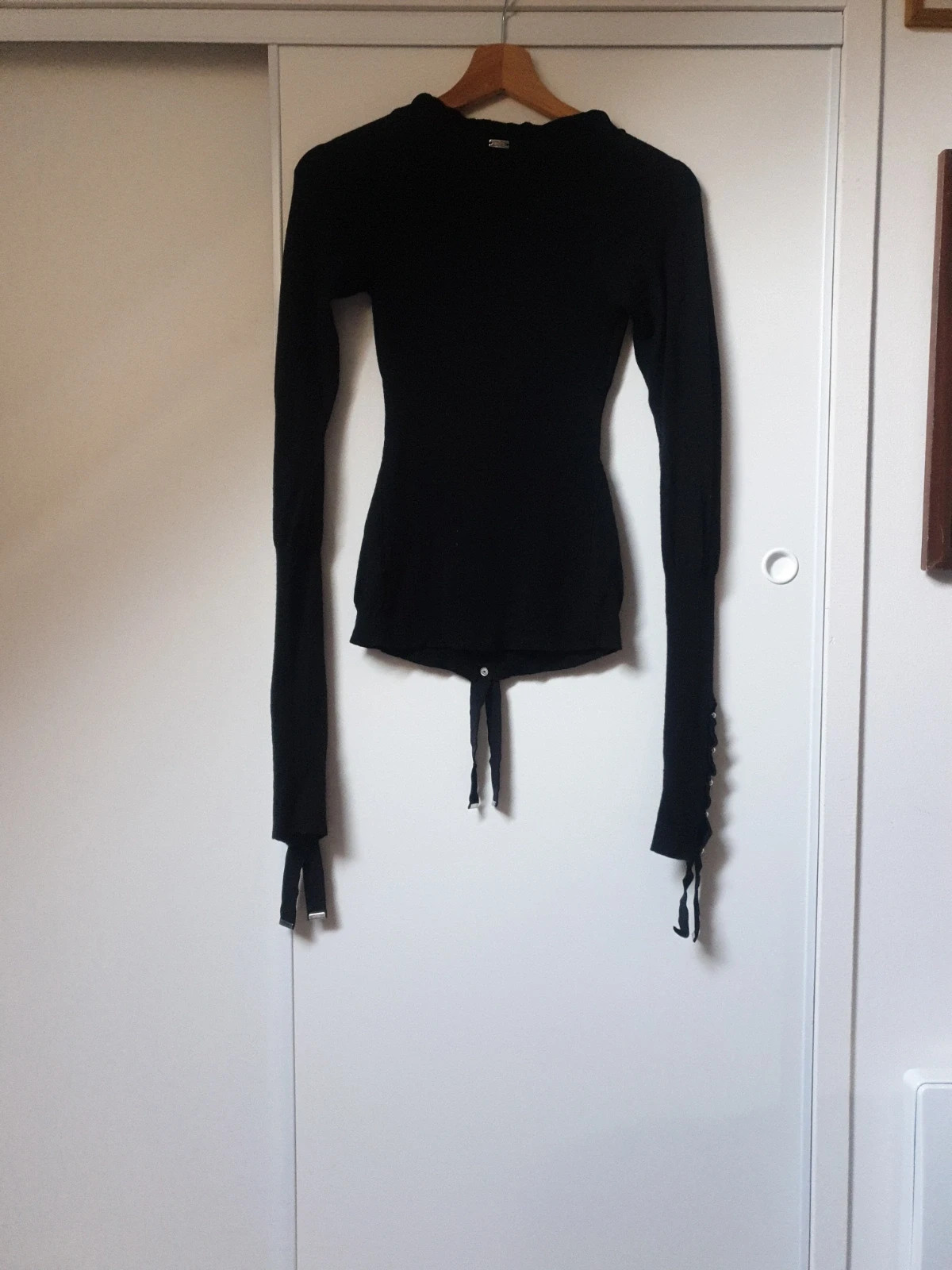 Magnifique et authentique pull noir de la célèbre marque italienne high use. Élégant, seyant et chaud à porter sur une chemise ou en gilet. De riches détails, des manches très longues agrémentées de beaux rubans et de jolis boutons pressions. Une touche chic et tendance pour un look original et unique. Taille 38. Envoi uniquement par chronopost,mondial relay et colissimo. 11