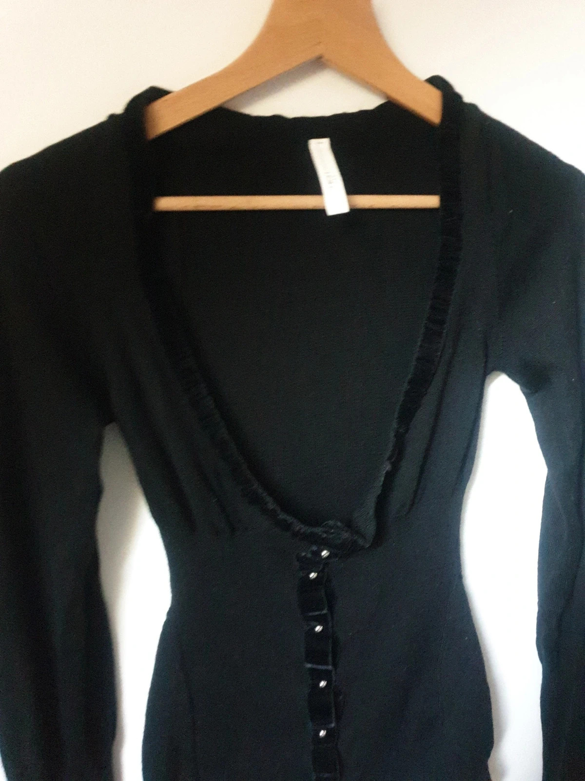 Magnifique et authentique pull noir de la célèbre marque italienne high use. Élégant, seyant et chaud à porter sur une chemise ou en gilet. De riches détails, des manches très longues agrémentées de beaux rubans et de jolis boutons pressions. Une touche chic et tendance pour un look original et unique. Taille 38. Envoi uniquement par chronopost,mondial relay et colissimo. 5