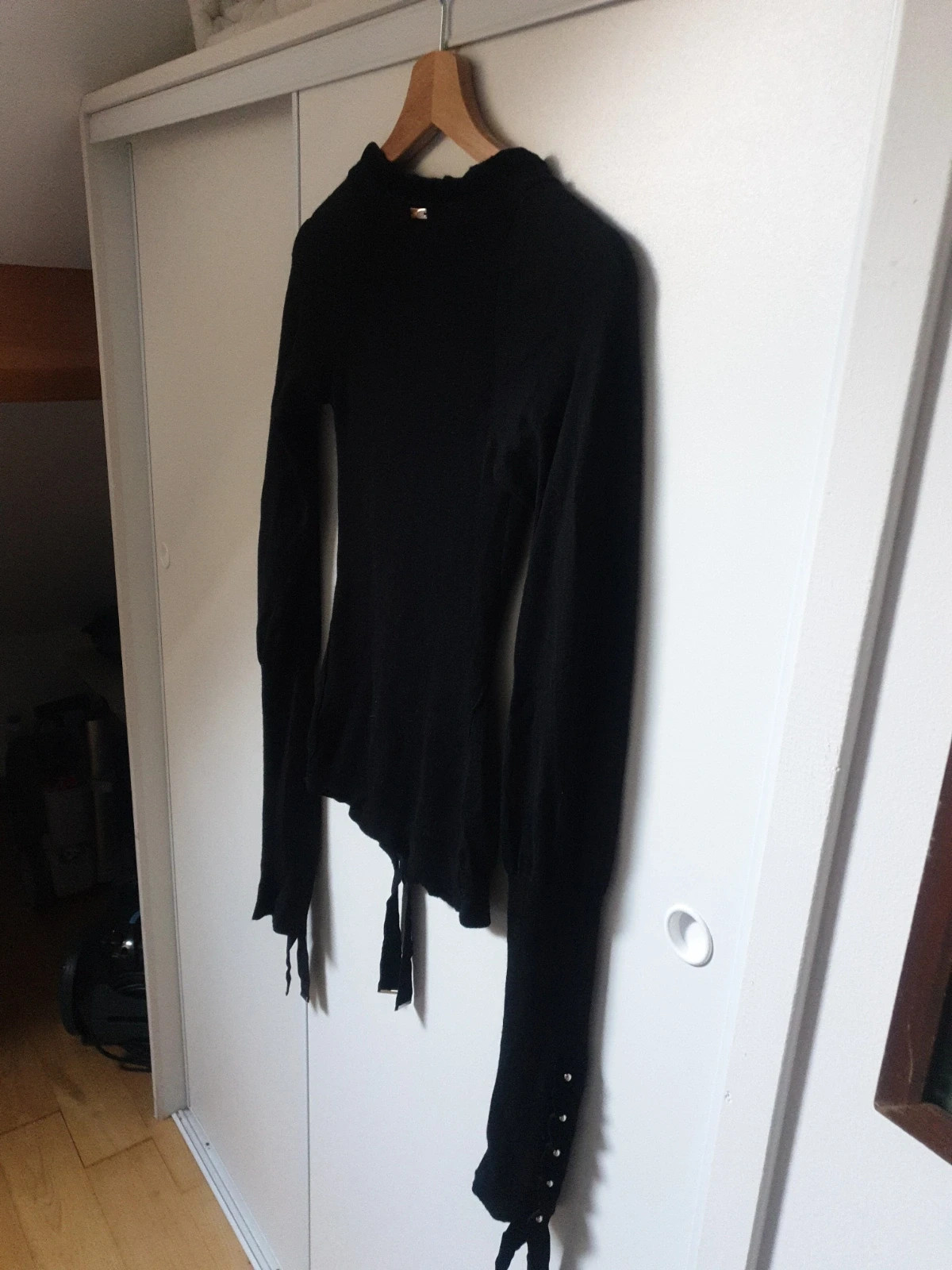 Magnifique et authentique pull noir de la célèbre marque italienne high use. Élégant, seyant et chaud à porter sur une chemise ou en gilet. De riches détails, des manches très longues agrémentées de beaux rubans et de jolis boutons pressions. Une touche chic et tendance pour un look original et unique. Taille 38. Envoi uniquement par chronopost,mondial relay et colissimo. 19