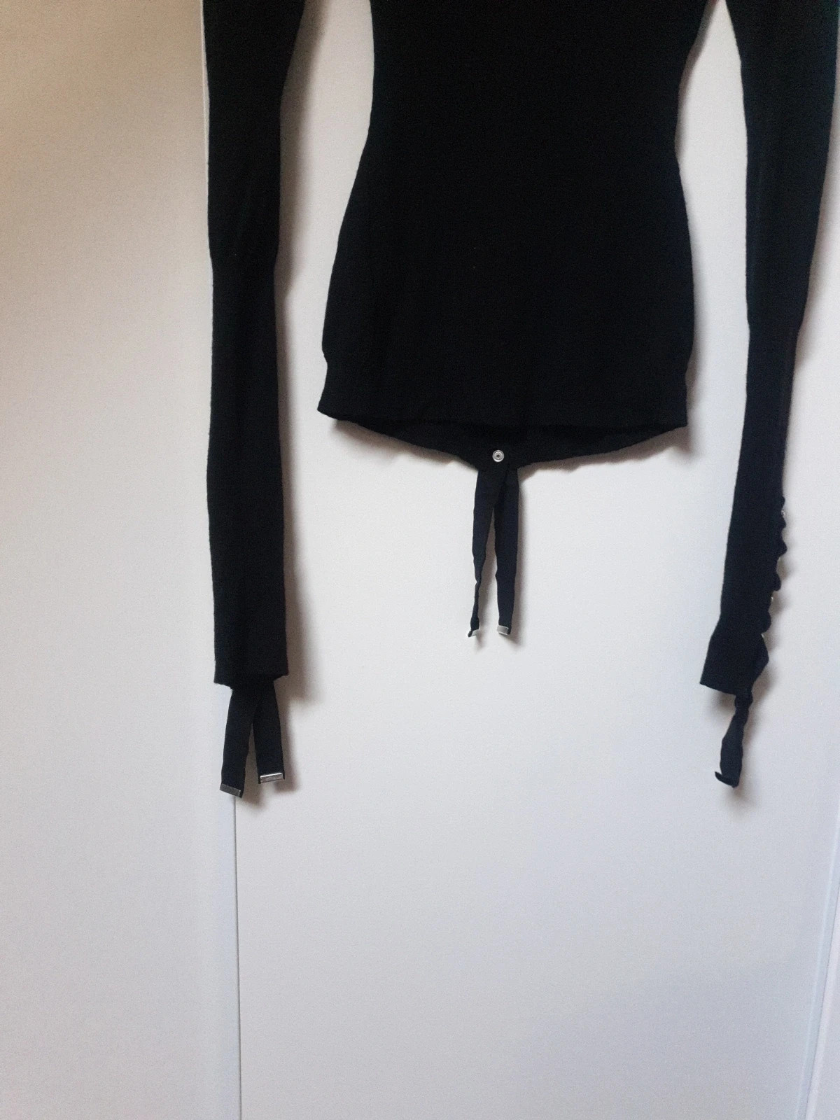 Magnifique et authentique pull noir de la célèbre marque italienne high use. Élégant, seyant et chaud à porter sur une chemise ou en gilet. De riches détails, des manches très longues agrémentées de beaux rubans et de jolis boutons pressions. Une touche chic et tendance pour un look original et unique. Taille 38. Envoi uniquement par chronopost,mondial relay et colissimo. 12