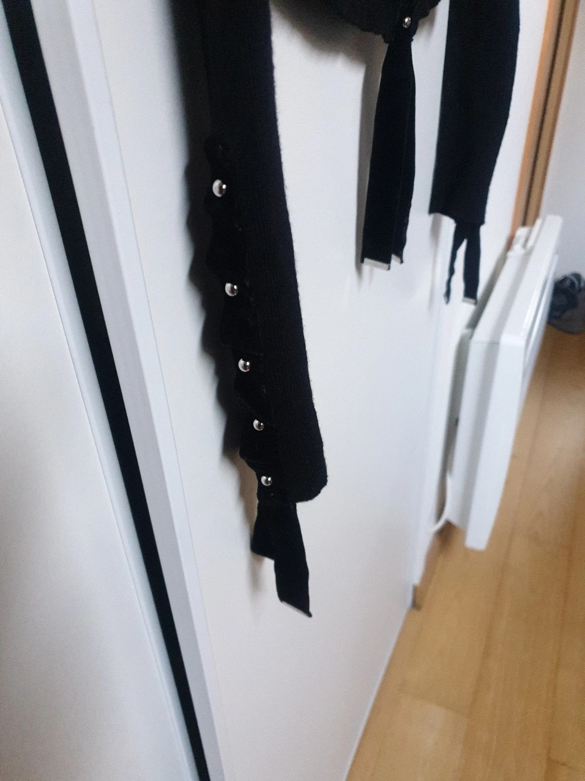 Magnifique et authentique pull noir de la célèbre marque italienne high use. Élégant, seyant et chaud à porter sur une chemise ou en gilet. De riches détails, des manches très longues agrémentées de beaux rubans et de jolis boutons pressions. Une touche chic et tendance pour un look original et unique. Taille 38. Envoi uniquement par chronopost,mondial relay et colissimo. 4