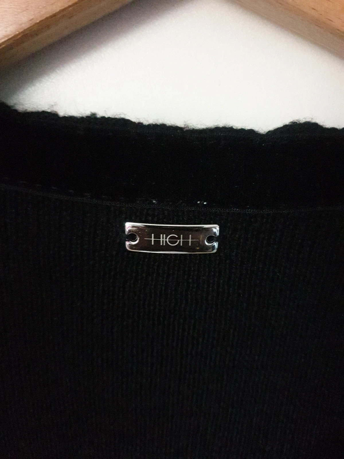Magnifique et authentique pull noir de la célèbre marque italienne high use. Élégant, seyant et chaud à porter sur une chemise ou en gilet. De riches détails, des manches très longues agrémentées de beaux rubans et de jolis boutons pressions. Une touche chic et tendance pour un look original et unique. Taille 38. Envoi uniquement par chronopost,mondial relay et colissimo. 17