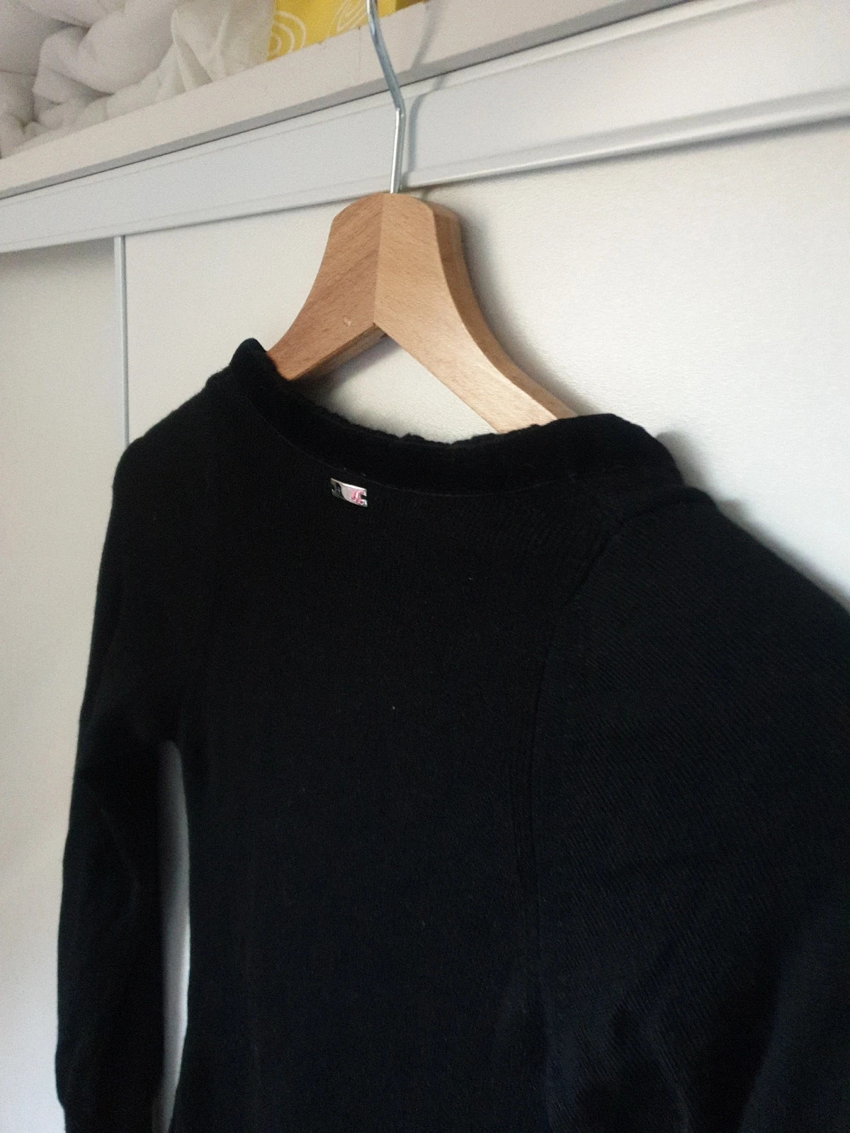 Magnifique et authentique pull noir de la célèbre marque italienne high use. Élégant, seyant et chaud à porter sur une chemise ou en gilet. De riches détails, des manches très longues agrémentées de beaux rubans et de jolis boutons pressions. Une touche chic et tendance pour un look original et unique. Taille 38. Envoi uniquement par chronopost,mondial relay et colissimo. 18
