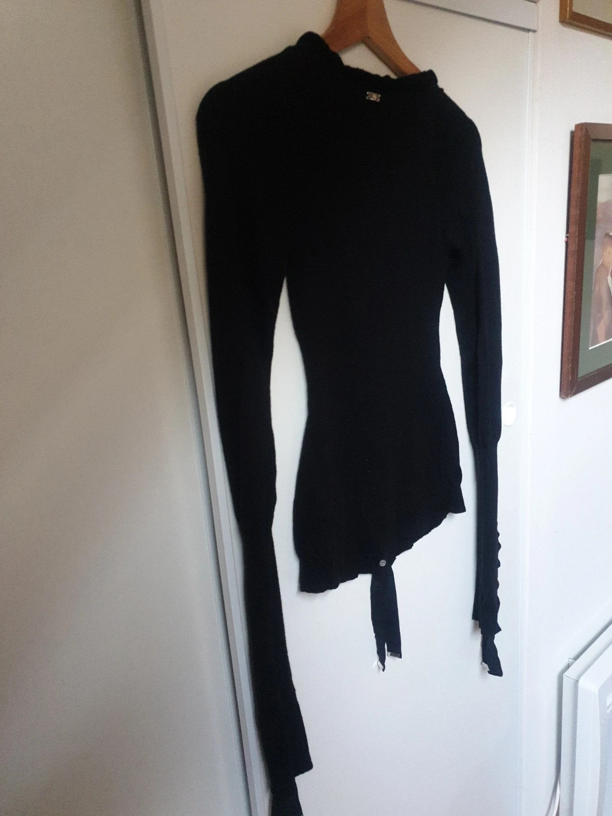 Magnifique et authentique pull noir de la célèbre marque italienne high use. Élégant, seyant et chaud à porter sur une chemise ou en gilet. De riches détails, des manches très longues agrémentées de beaux rubans et de jolis boutons pressions. Une touche chic et tendance pour un look original et unique. Taille 38. Envoi uniquement par chronopost,mondial relay et colissimo. 16