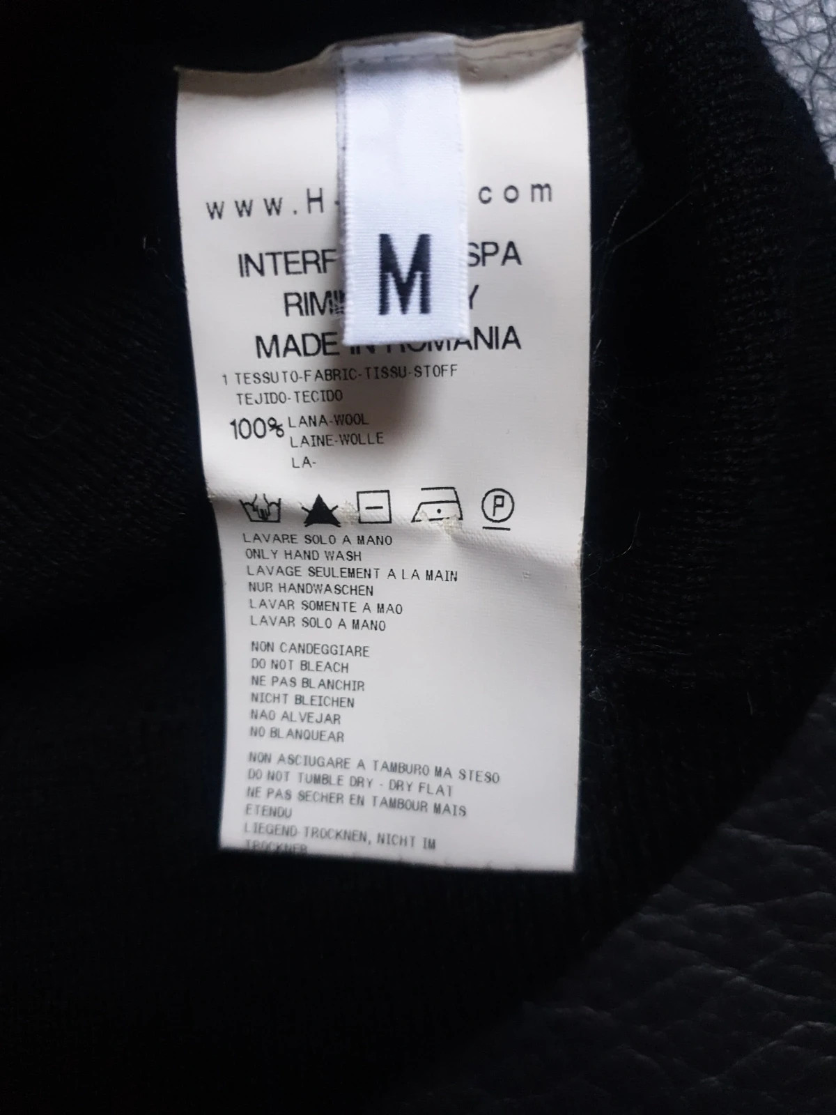Magnifique et authentique pull noir de la célèbre marque italienne high use. Élégant, seyant et chaud à porter sur une chemise ou en gilet. De riches détails, des manches très longues agrémentées de beaux rubans et de jolis boutons pressions. Une touche chic et tendance pour un look original et unique. Taille 38. Envoi uniquement par chronopost,mondial relay et colissimo. 20