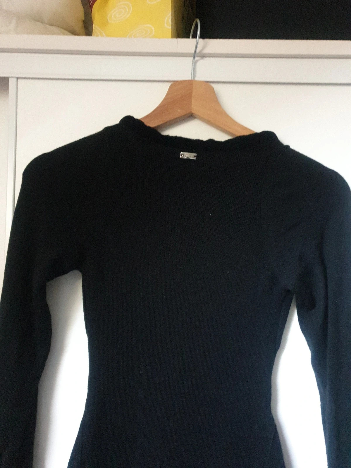 Magnifique et authentique pull noir de la célèbre marque italienne high use. Élégant, seyant et chaud à porter sur une chemise ou en gilet. De riches détails, des manches très longues agrémentées de beaux rubans et de jolis boutons pressions. Une touche chic et tendance pour un look original et unique. Taille 38. Envoi uniquement par chronopost,mondial relay et colissimo. 15