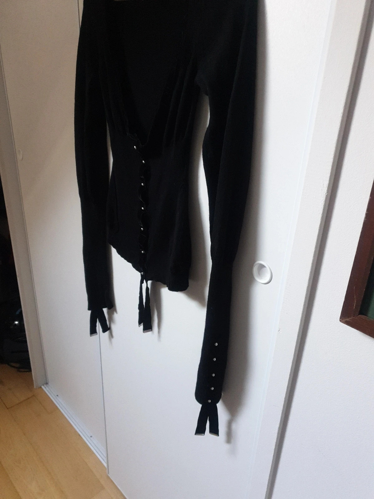 Magnifique et authentique pull noir de la célèbre marque italienne high use. Élégant, seyant et chaud à porter sur une chemise ou en gilet. De riches détails, des manches très longues agrémentées de beaux rubans et de jolis boutons pressions. Une touche chic et tendance pour un look original et unique. Taille 38. Envoi uniquement par chronopost,mondial relay et colissimo. 9