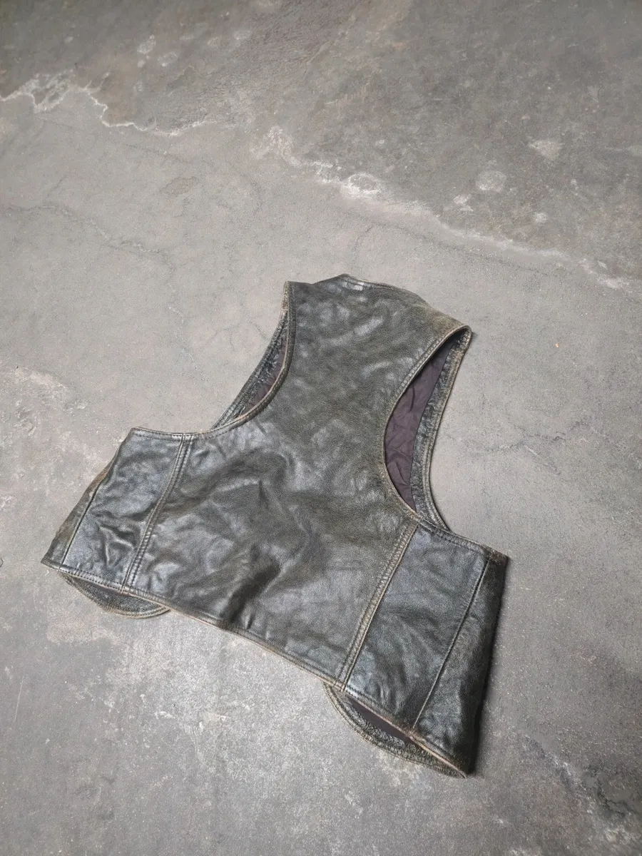 Gilet en cuir gopecore avant-garde nouvelle vague Y2K  us 50 60 70 brutaliste organique vintage og 90  archives  vintage designer marithé   japanese fashion japan  tokyo  techwear avant garde oversized deconstructed asymmetric tailored utility selvedge washed  patchwork statement rare iconic collector archive fashion archives  2000s high fashion luxury experimental 2