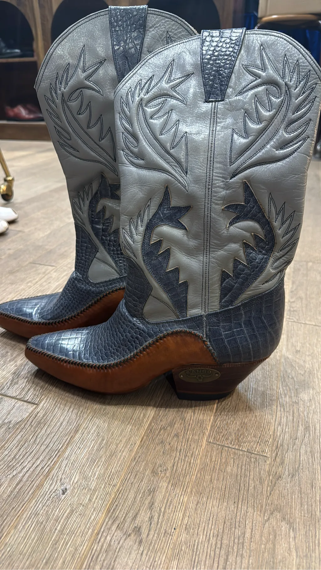 Bottes de cowboy bicolores en cuir gris et bleu avec texture crocodile et broderies décoratives, dotées d'un talon en bois et d'une plaque Rango Texas. 2