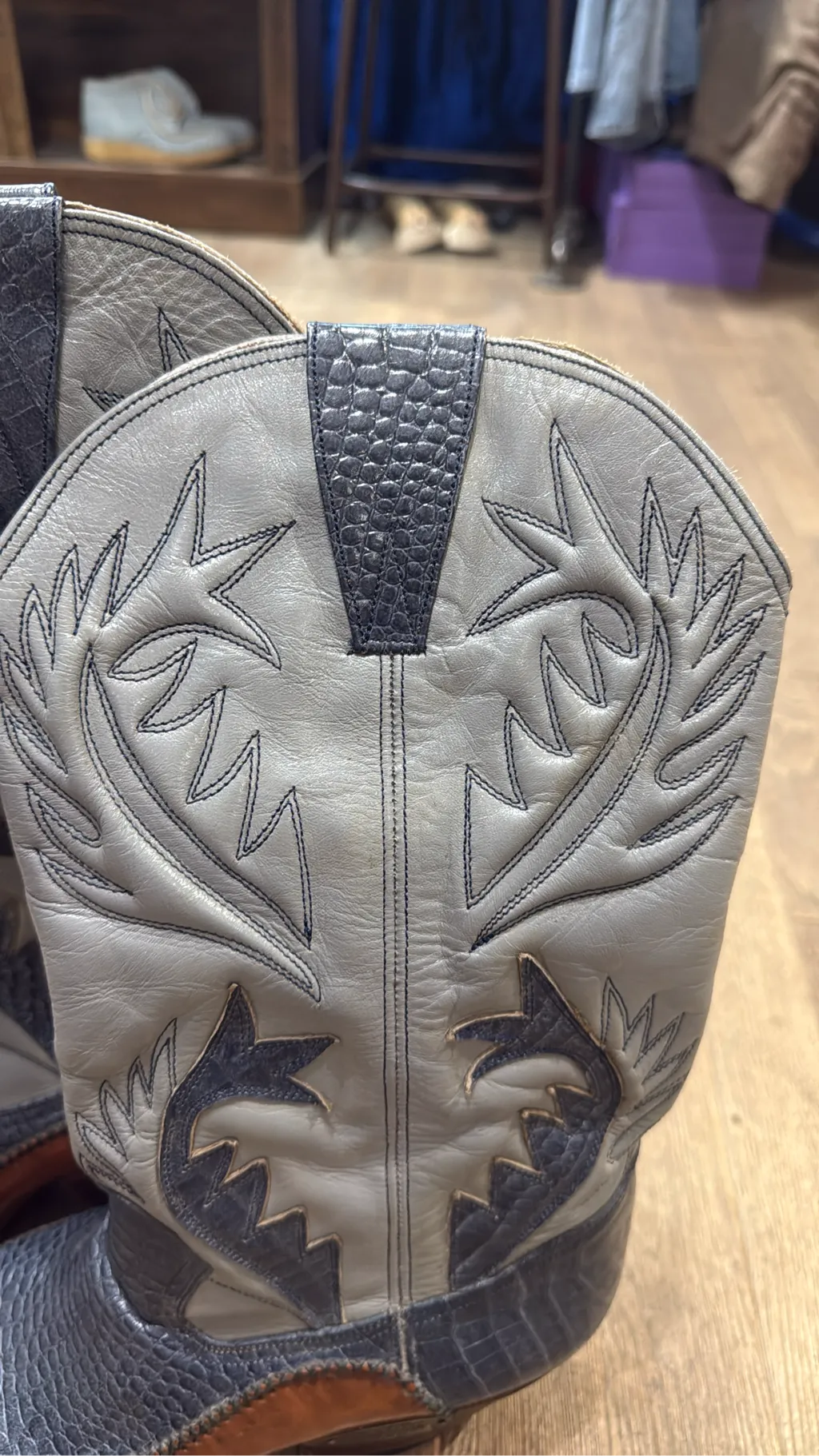 Bottes de cowboy bicolores en cuir gris et bleu avec texture crocodile et broderies décoratives, dotées d'un talon en bois et d'une plaque Rango Texas. 3
