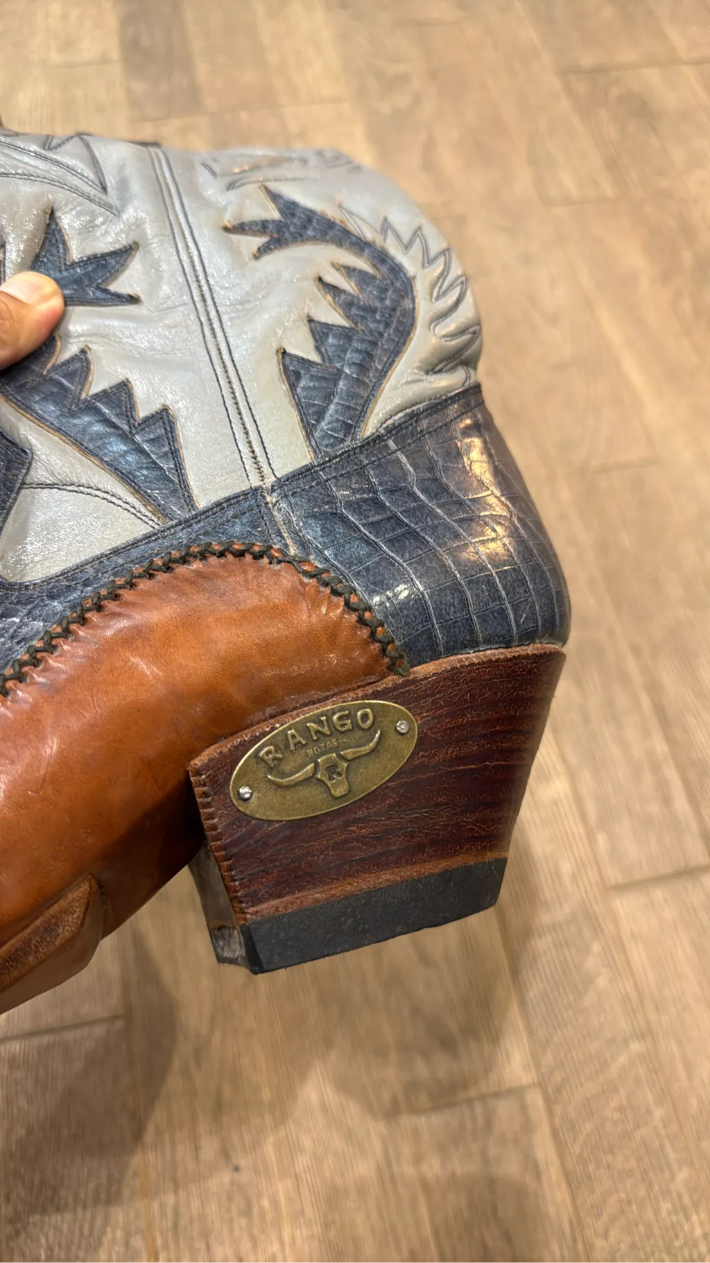 Bottes de cowboy bicolores en cuir gris et bleu avec texture crocodile et broderies décoratives, dotées d'un talon en bois et d'une plaque Rango Texas. 4