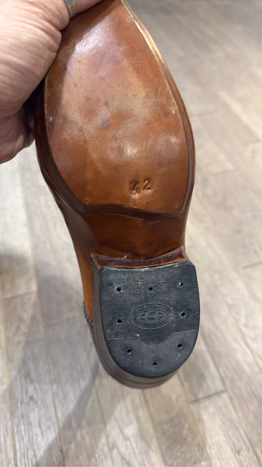 Bottes de cowboy bicolores en cuir gris et bleu avec texture crocodile et broderies décoratives, dotées d'un talon en bois et d'une plaque Rango Texas. 5