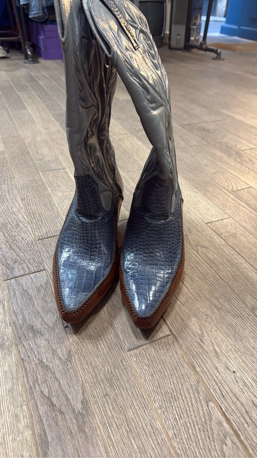 Bottes de cowboy bicolores en cuir gris et bleu avec texture crocodile et broderies décoratives, dotées d'un talon en bois et d'une plaque Rango Texas. 6