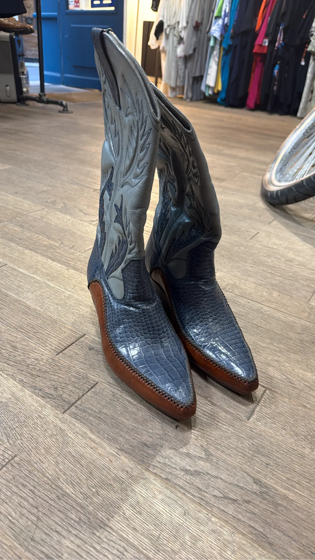Bottes de cowboy bicolores en cuir gris et bleu avec texture crocodile et broderies décoratives, dotées d'un talon en bois et d'une plaque Rango Texas. 7