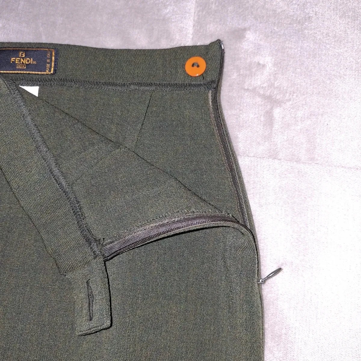 Jupe Fendi vintage en laine vert foncé, taille S, une pièce élégante et intemporelle pour votre garde-robe. 5