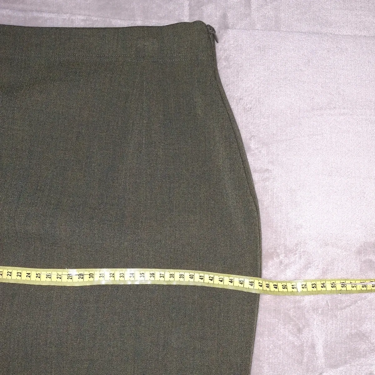 Jupe Fendi vintage en laine vert foncé, taille S, une pièce élégante et intemporelle pour votre garde-robe. 7