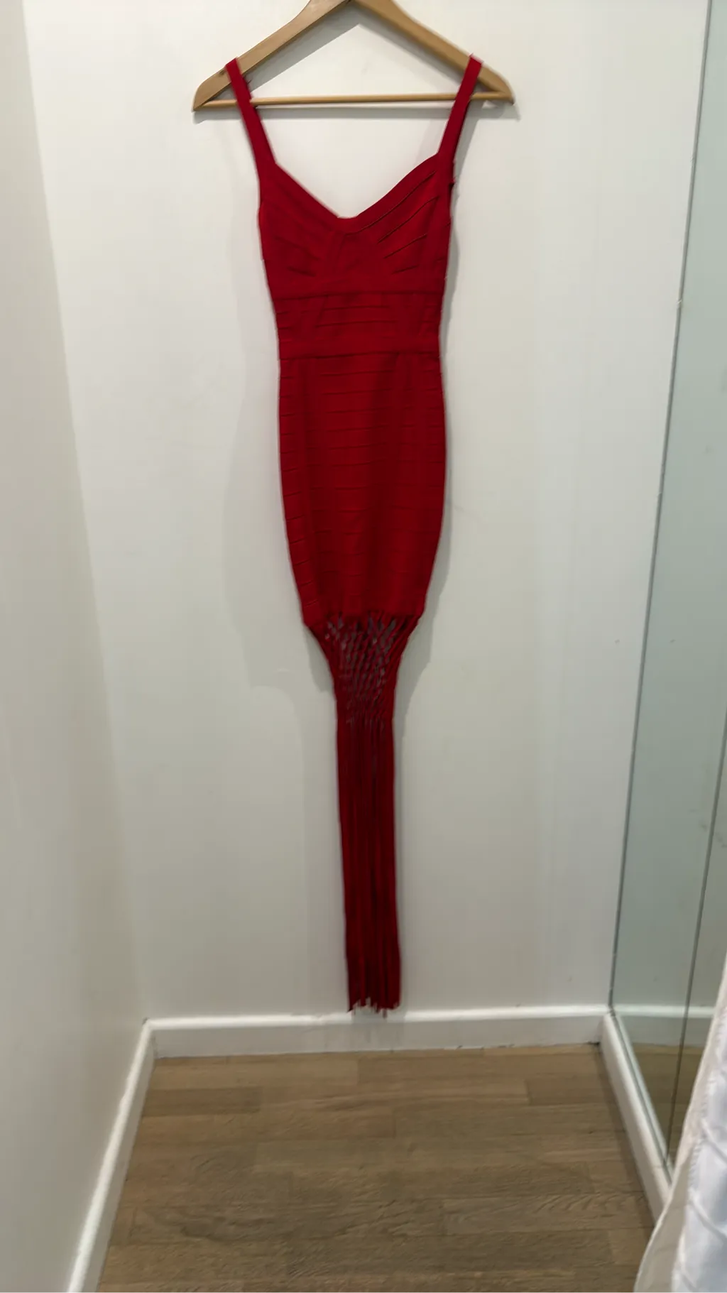 Robe de cocktail rouge moulante de style bandage avec des franges. 2