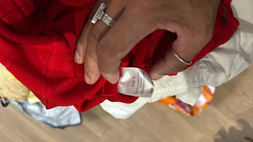 Robe de cocktail rouge moulante de style bandage avec des franges. 4