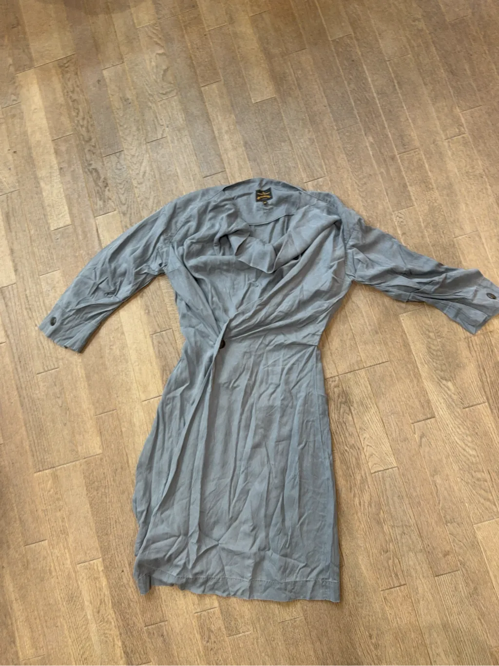Robe drapée grise Vivienne Westwood Anglomania à manches longues et fermeture boutonnée sur le côté.