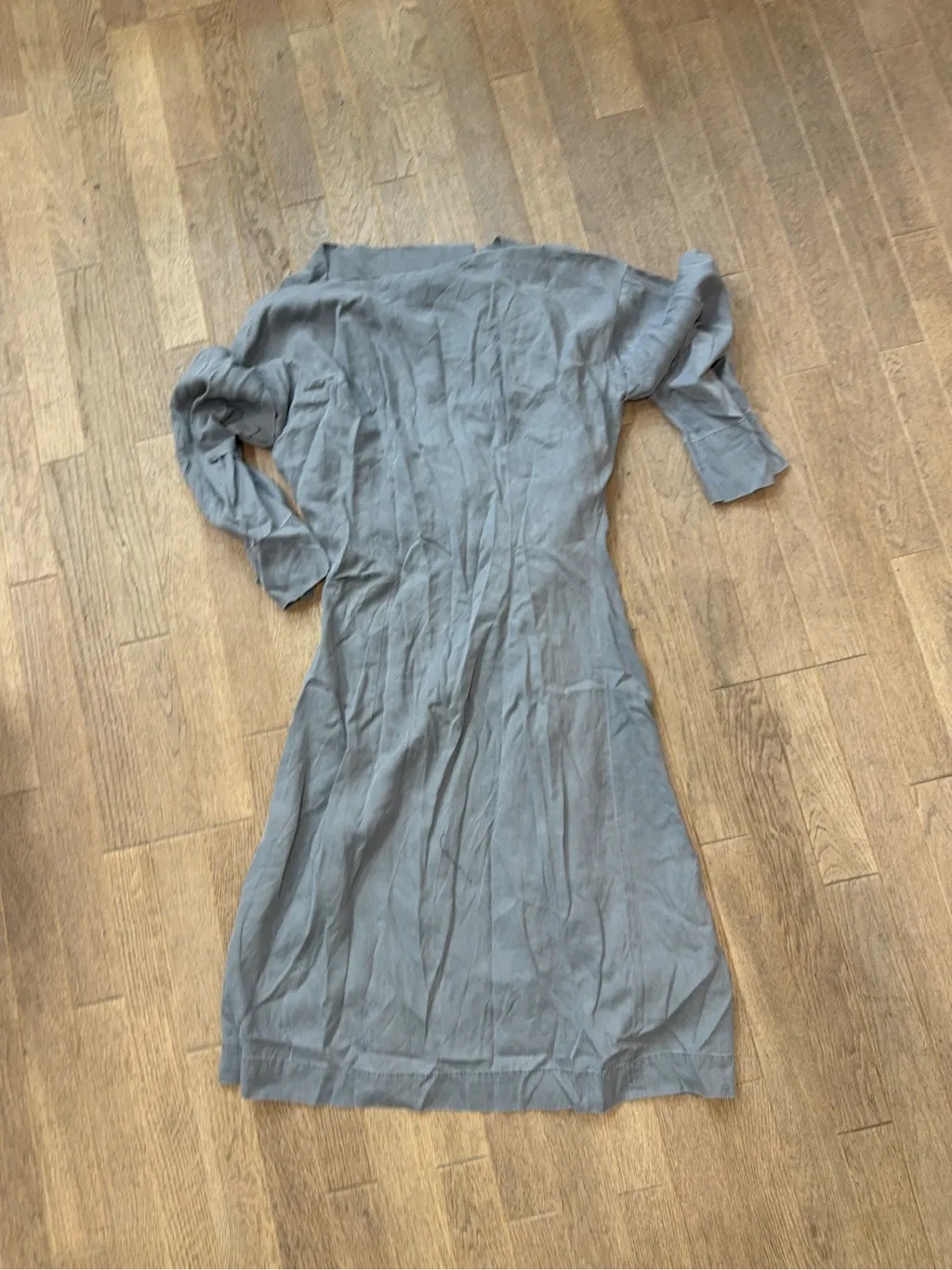 Robe drapée grise Vivienne Westwood Anglomania à manches longues et fermeture boutonnée sur le côté. 2