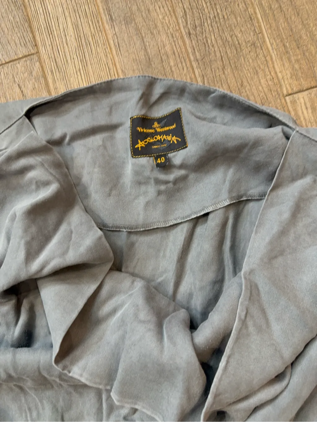 Robe drapée grise Vivienne Westwood Anglomania à manches longues et fermeture boutonnée sur le côté. 3
