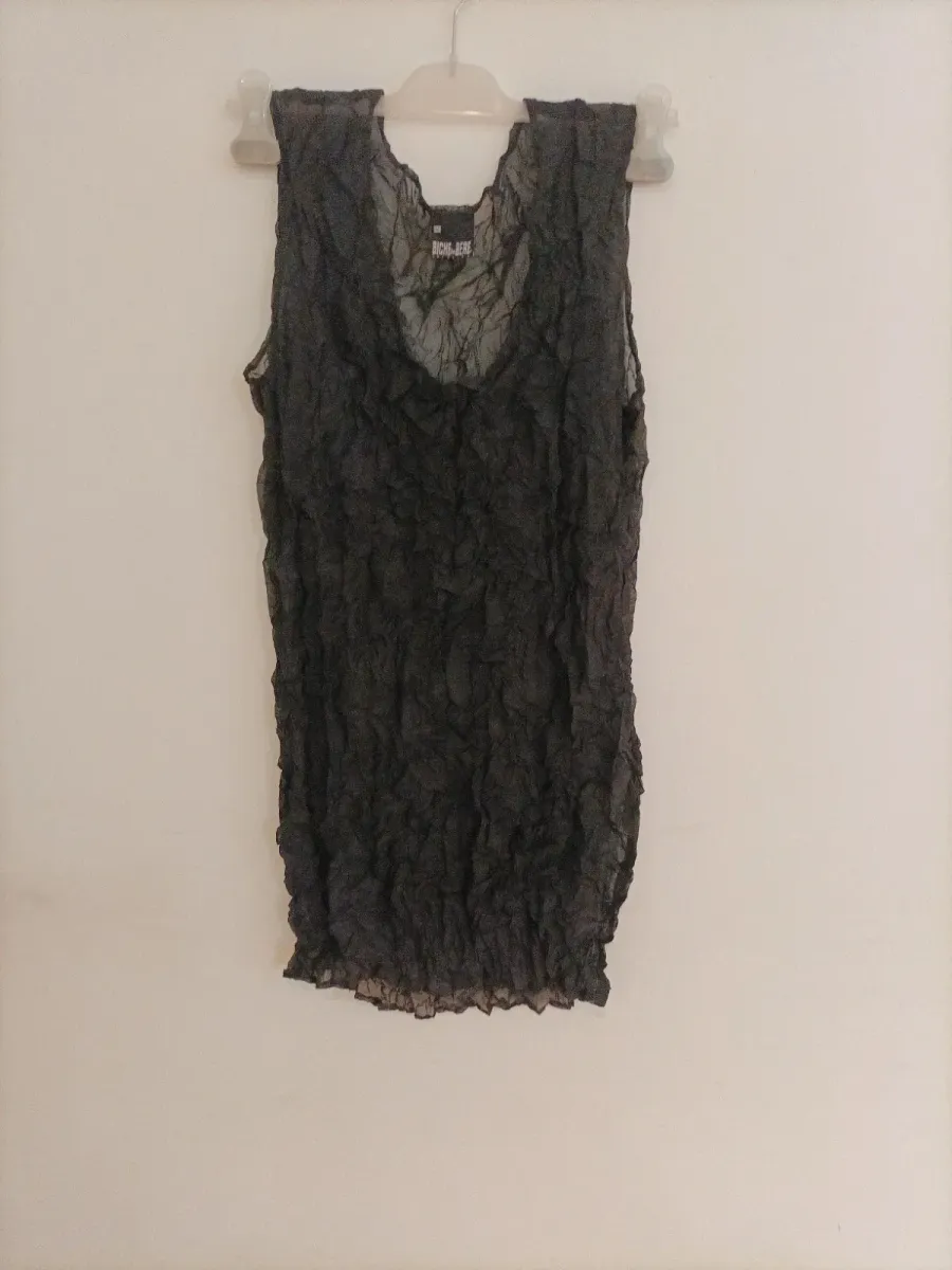 Tunic or mini dress (length 80 cm, see photo), vintage label. Perfect condition. Wear it on its own or layered. Crinkled effect — no ironing needed, dries in minutes... original and timeless.
Labelled size M but stretchy, width: see photo, 10 to 12 cm of ease at the bust, from 45 to 57 cm.