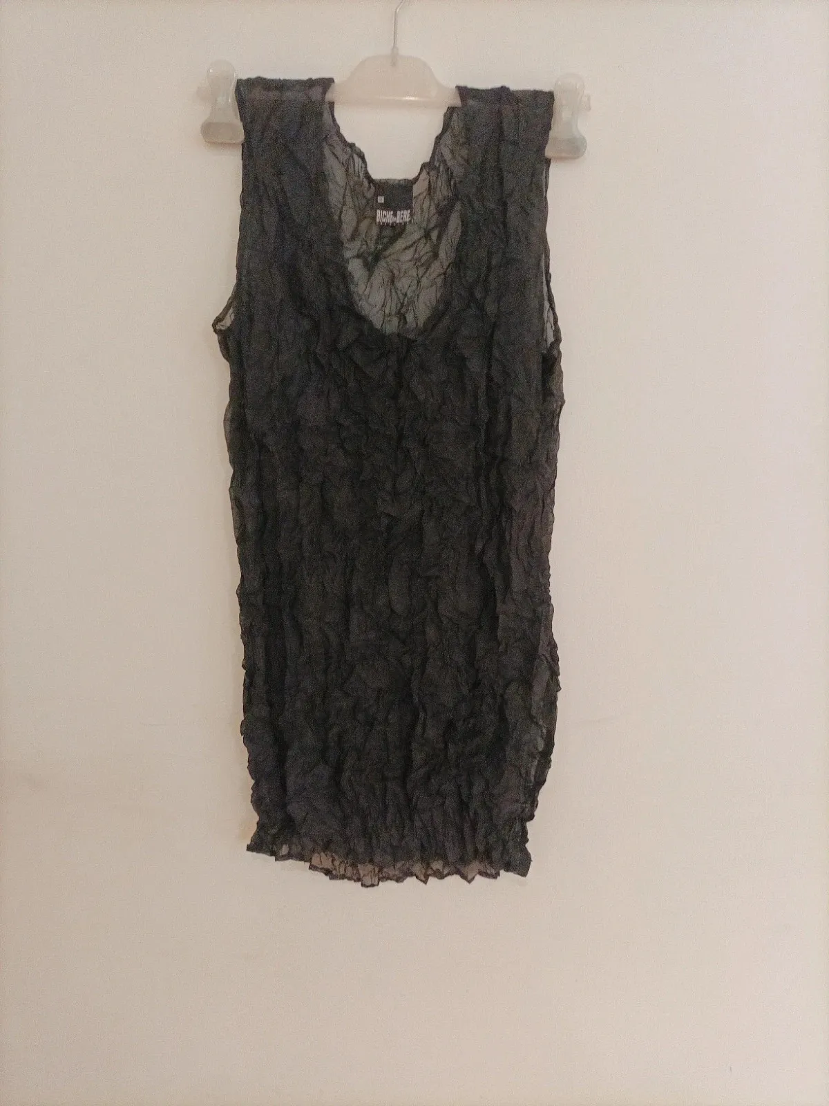 Tunic or mini dress (length 80 cm, see photo), vintage label. Perfect condition. Wear it on its own or layered. Crinkled effect — no ironing needed, dries in minutes... original and timeless.
Labelled size M but stretchy, width: see photo, 10 to 12 cm of ease at the bust, from 45 to 57 cm.