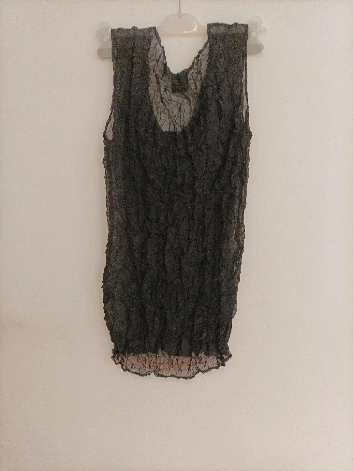 Tunic or mini dress (length 80 cm, see photo), vintage label. Perfect condition. Wear it on its own or layered. Crinkled effect — no ironing needed, dries in minutes... original and timeless.
Labelled size M but stretchy, width: see photo, 10 to 12 cm of ease at the bust, from 45 to 57 cm. 3