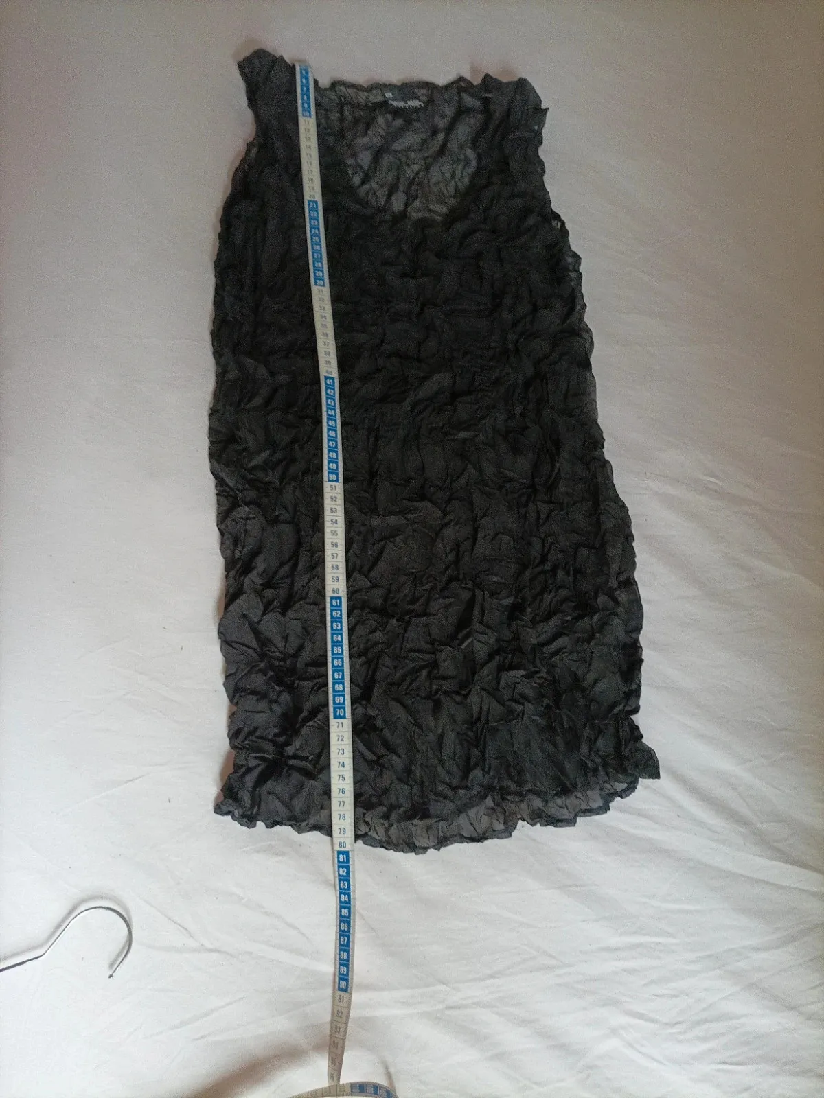 Tunic or mini dress (length 80 cm, see photo), vintage label. Perfect condition. Wear it on its own or layered. Crinkled effect — no ironing needed, dries in minutes... original and timeless.
Labelled size M but stretchy, width: see photo, 10 to 12 cm of ease at the bust, from 45 to 57 cm. 4