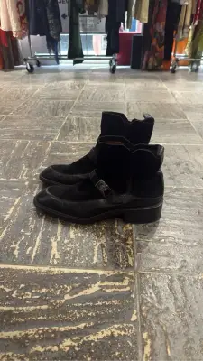 Bottines Gianni Versace noires en daim et cuir avec une boucle argentée, taille 10 1/2.