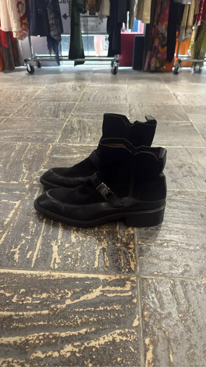 Bottines Gianni Versace noires en daim et cuir avec une boucle argentée, taille 10 1/2.