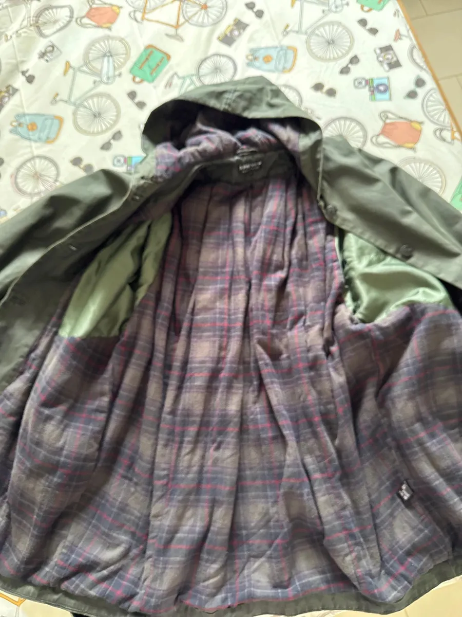 Particolare giaccone con manica a palloncino e cintura.Veste molto grande 44/46 .Verde militare 5