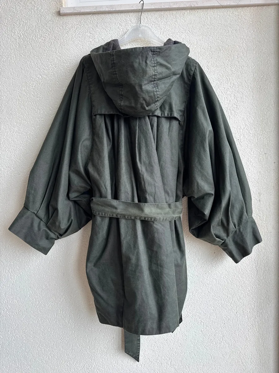 Particolare giaccone con manica a palloncino e cintura.Veste molto grande 44/46 .Verde militare 3