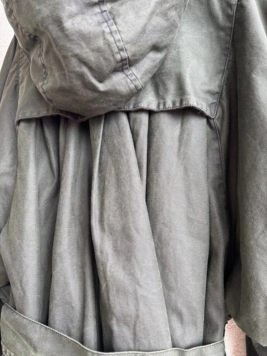 Particolare giaccone con manica a palloncino e cintura.Veste molto grande 44/46 .Verde militare 4