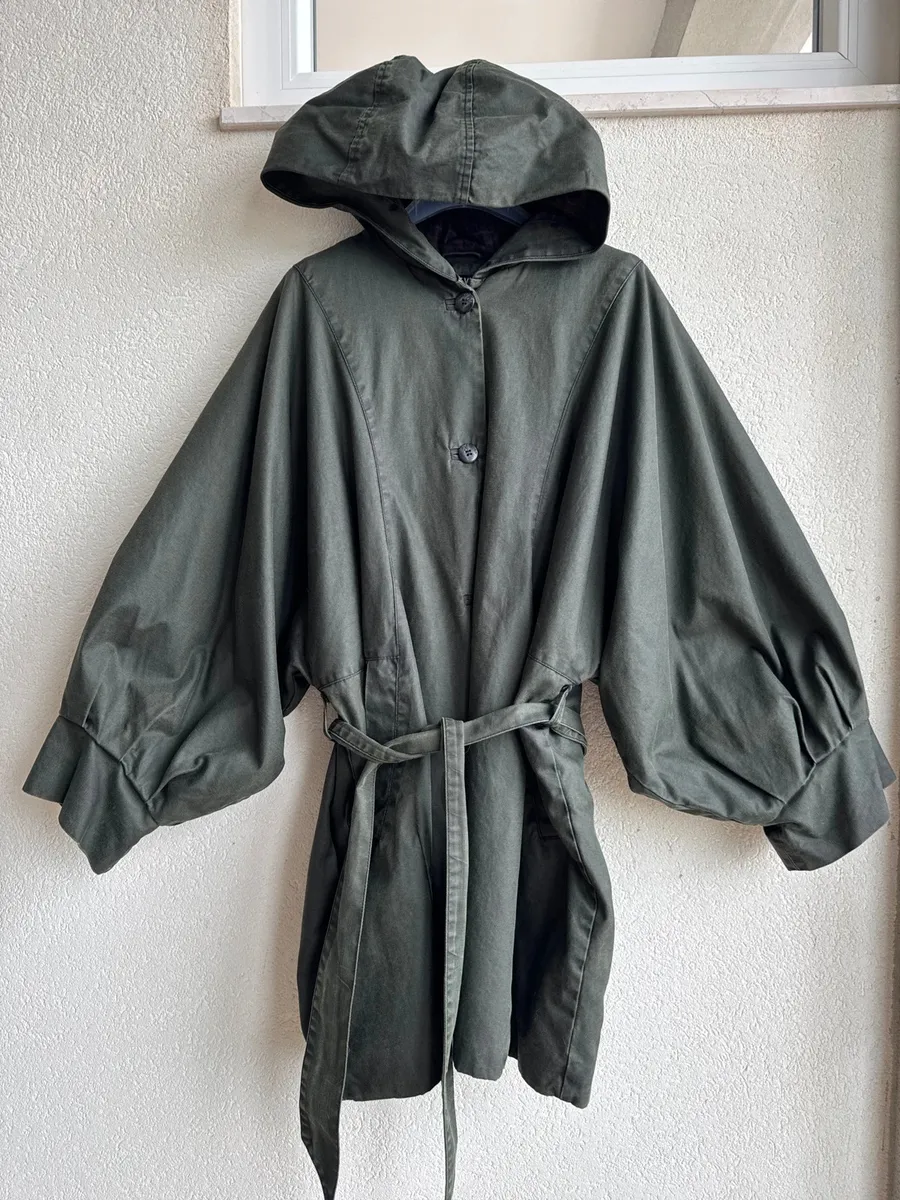 Particolare giaccone con manica a palloncino e cintura.Veste molto grande 44/46 .Verde militare