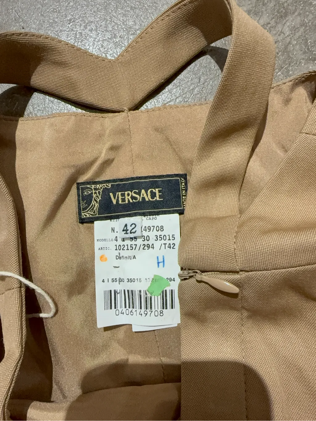 Jupe crayon Versace beige longueur genou. 4
